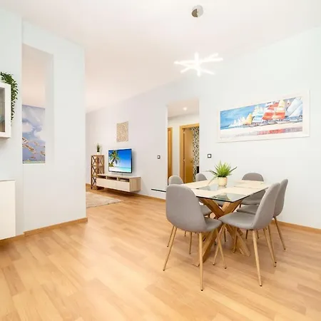 -Malagasunapts- Stylish City Centre Pool&Parking Exterior photo