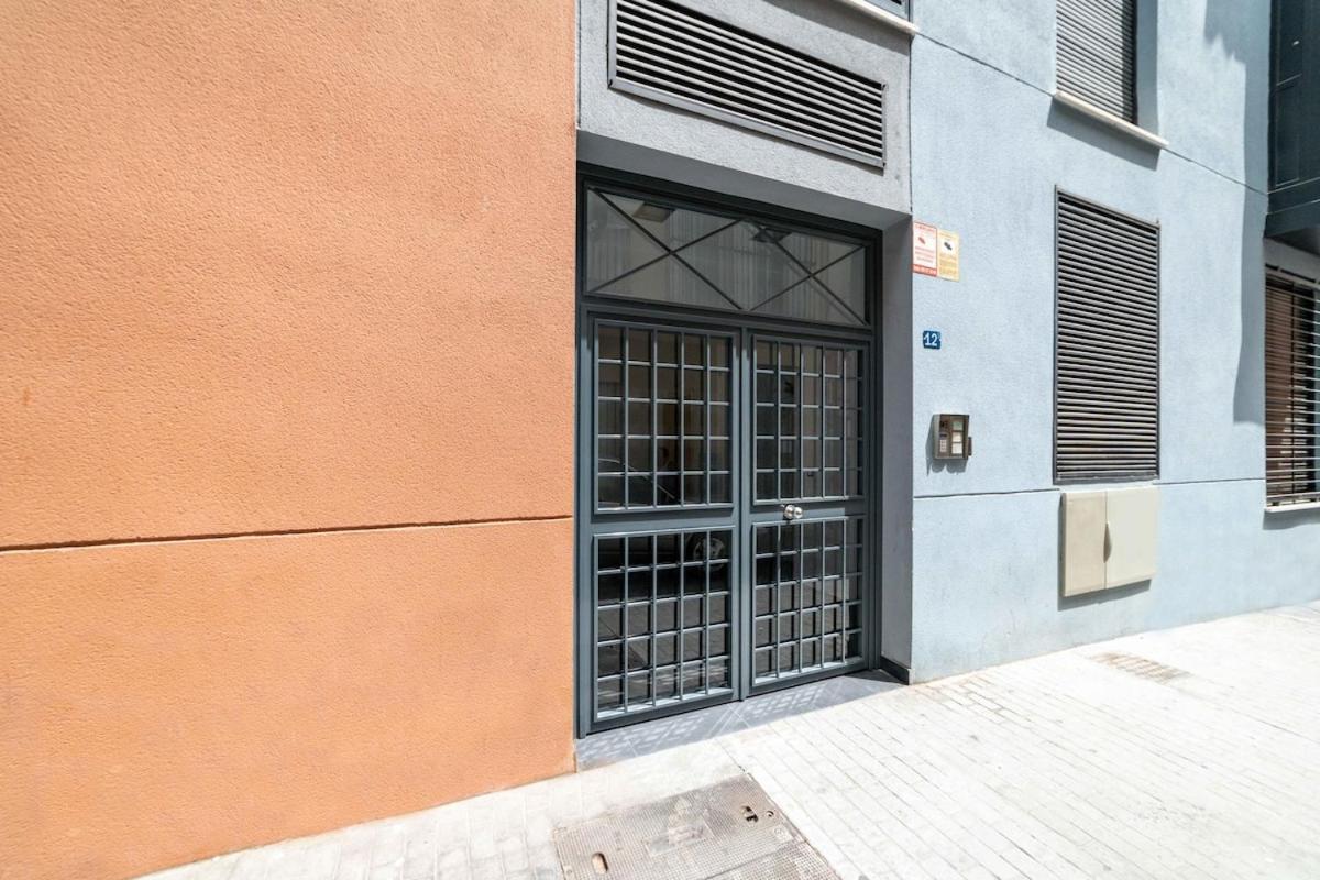 -malagasunapts- Stylish Centre Pool&parking Apartament