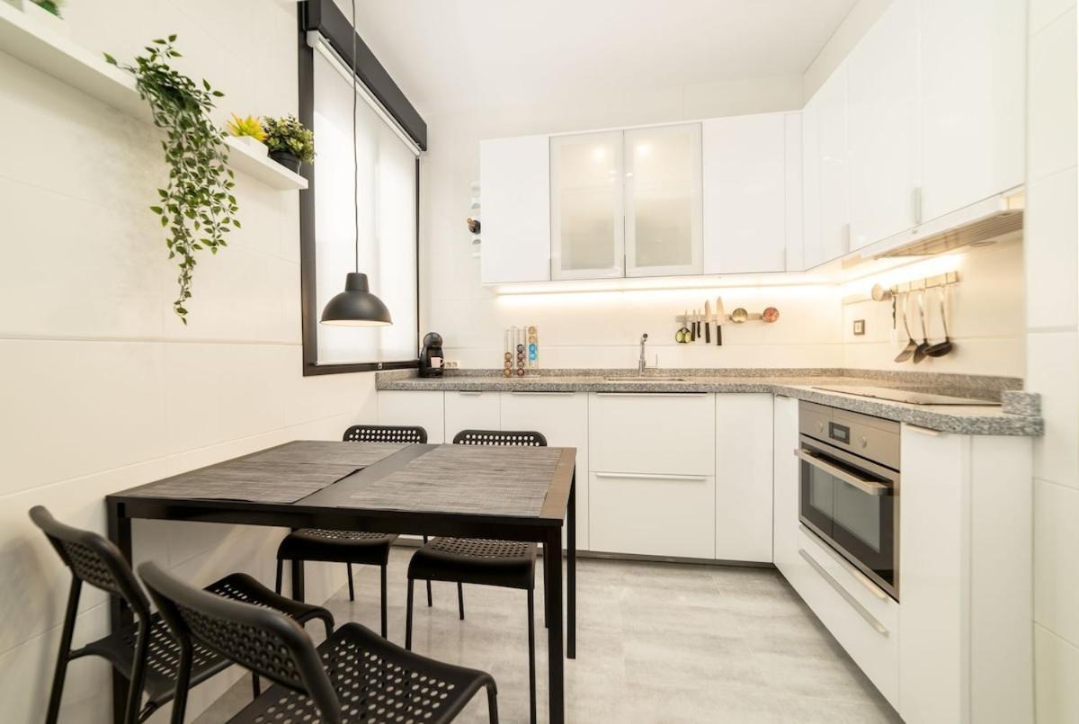-malagasunapts- Stylish Centre Pool&parking Apartament Malaga